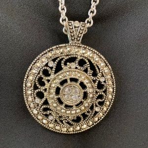 Closet closing. Last chance! Gorgeous Silver Pendant Necklace